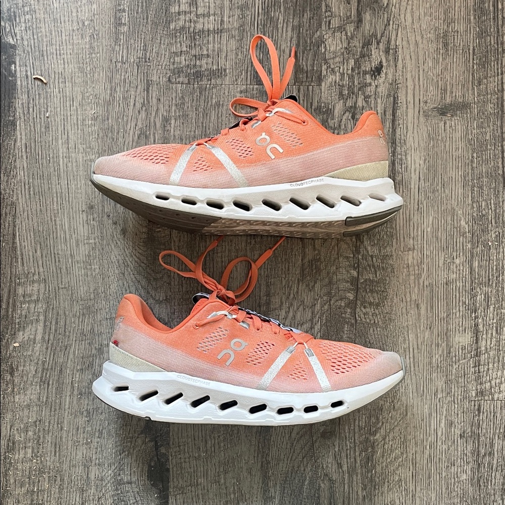 OnCloud Running men’s 9 women’s 10.5 Coral Sneakers